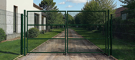 Swing gate wire mesh
